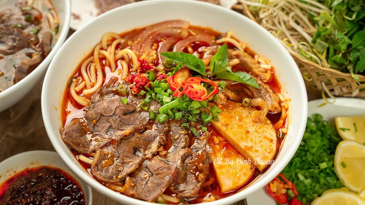 kham-pha-nhung-mon-ngon-hue-01.jpg