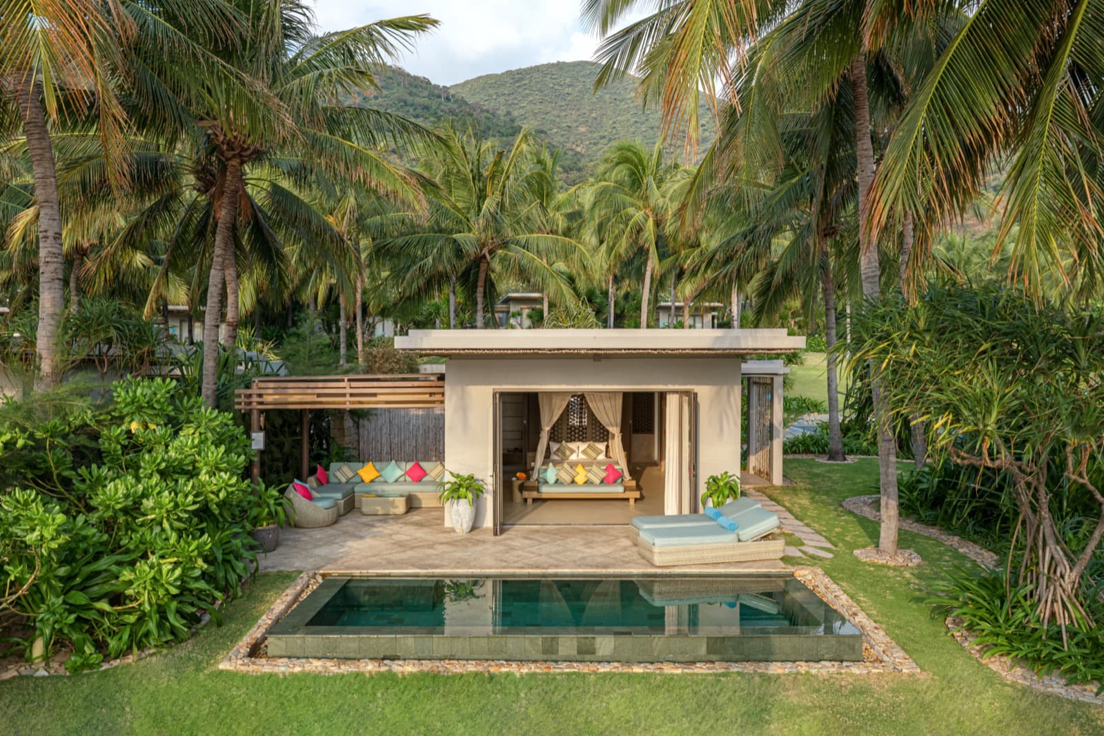 kham-pha-villa-my-khe-da-nang-01.jpg