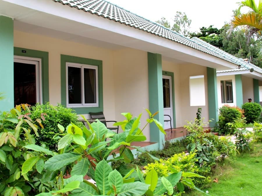 top-8-khach-san-phu-quoc-co-ho2.jpg